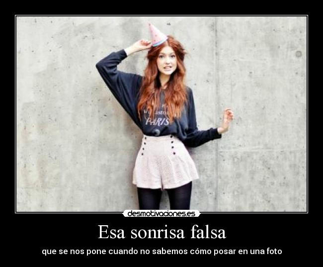 Esa sonrisa falsa - que se nos pone cuando no sabemos cómo posar en una foto