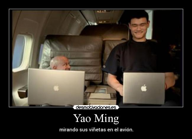Yao Ming - mirando sus viñetas en el avión.