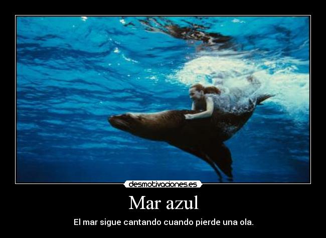 Mar azul - El mar sigue cantando cuando pierde una ola.