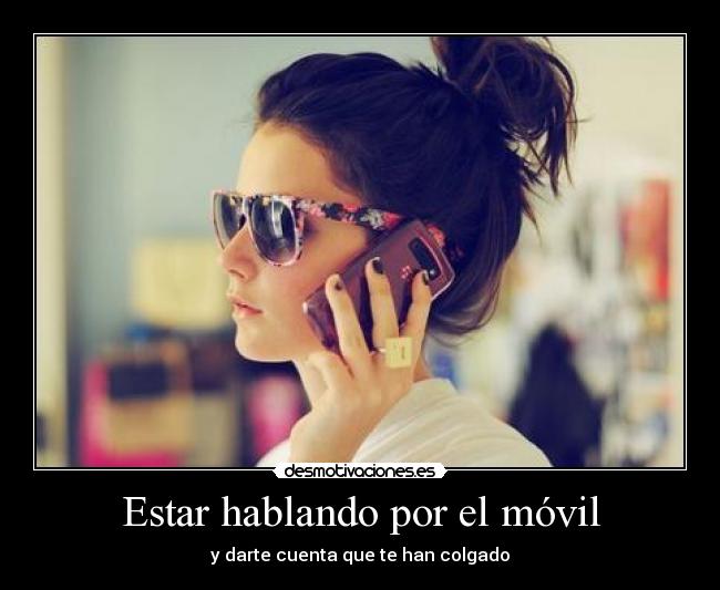 Estar hablando por el móvil -