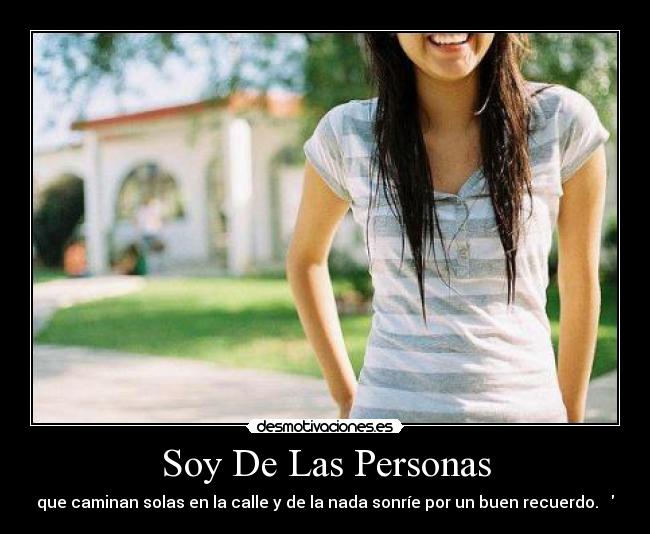 Soy De Las Personas - que caminan solas en la calle y de la nada sonríe por un buen recuerdo.  ♥