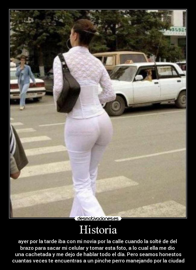 Historia - ayer por la tarde iba con mi novia por la calle cuando la solté de del 
brazo para sacar mi celular y tomar esta foto, a lo cual ella me dio 
una cachetada y me dejo de hablar todo el día. Pero seamos honestos
cuantas veces te encuentras a un pinche perro manejando por la ciudad