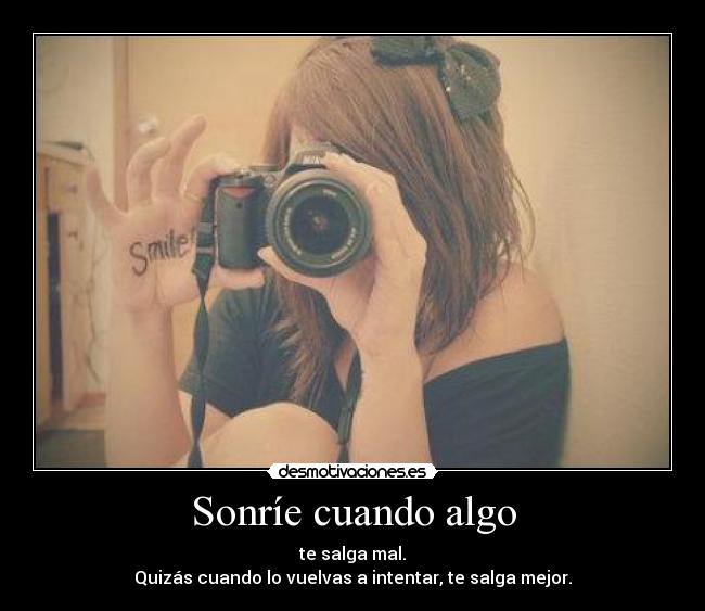 Sonríe cuando algo -