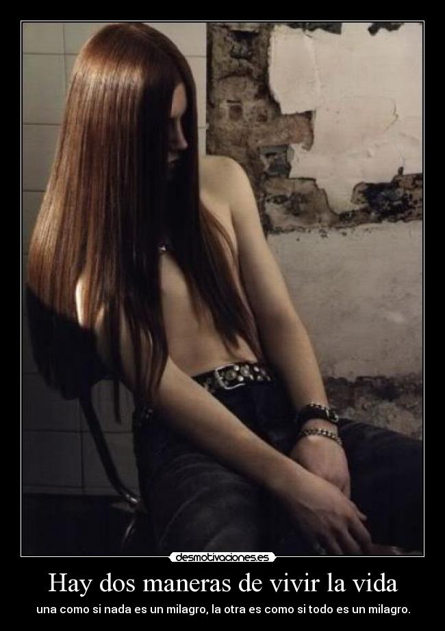 Hay dos maneras de vivir la vida - una como si nada es un milagro, la otra es como si todo es un milagro.