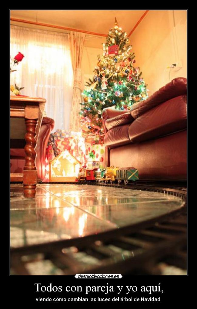 Todos con pareja y yo aquÃ, - viendo cómo cambian las luces del árbol de Navidad.