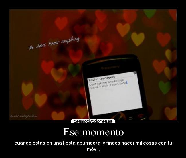 Ese momento - cuando estas en una fiesta aburrido/a y finges hacer mil cosas con tu móvil.