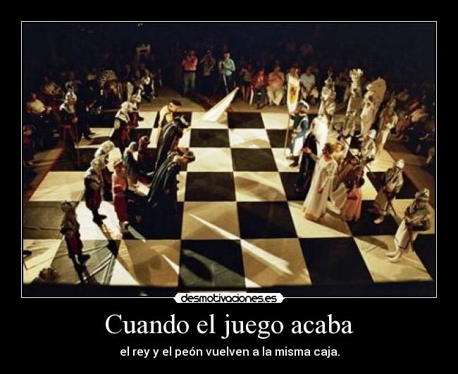 Cuando el juego acaba - el rey y el peón vuelven a la misma caja.