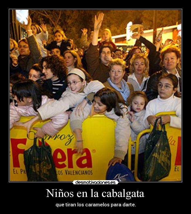 Niños en la cabalgata - que tiran los caramelos para darte.