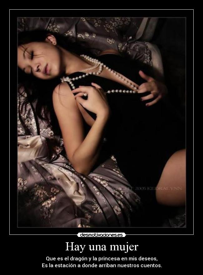 Hay una mujer - Que es el dragón y la princesa en mis deseos,
Es la estación a donde arriban nuestros cuentos.