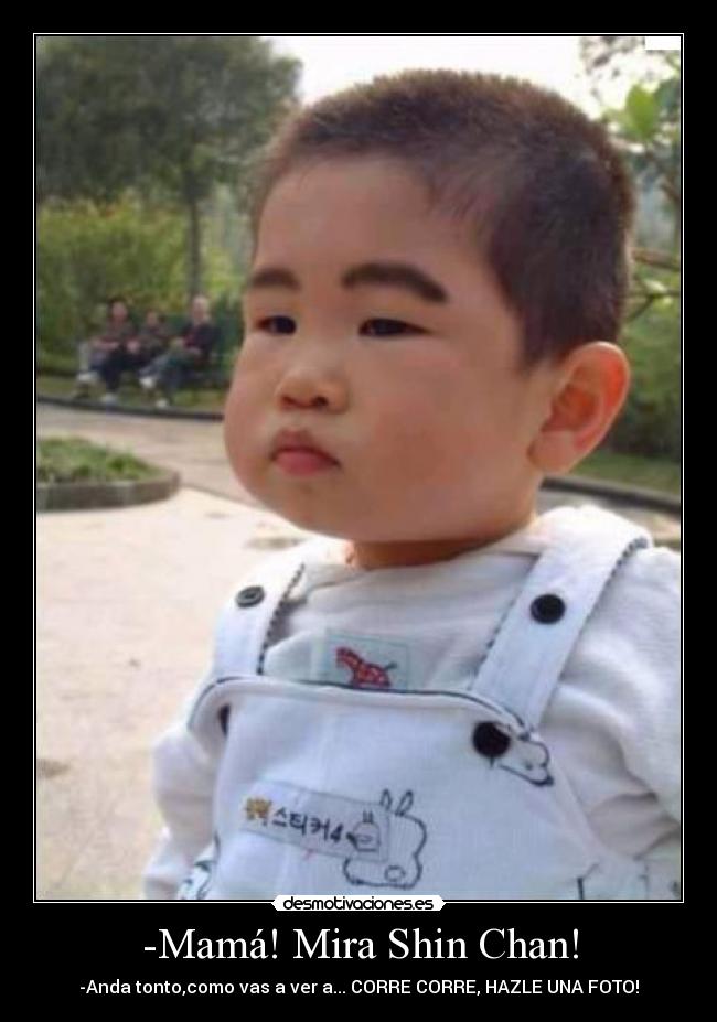 -Mamá! Mira Shin Chan! - -Anda tonto,como vas a ver a... CORRE CORRE, HAZLE UNA FOTO!