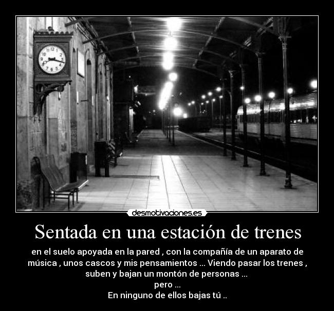 Sentada en una estación de trenes - 