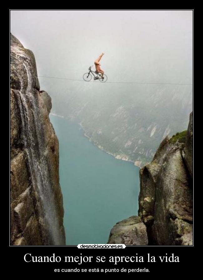 carteles vida acantilado bicicleta malabarista agua despenadero cascada valentia apreciar etiquetasconsentido desmotivaciones