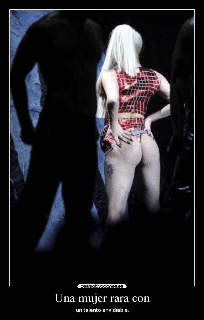 Una mujer rara con - un talento envidiable.