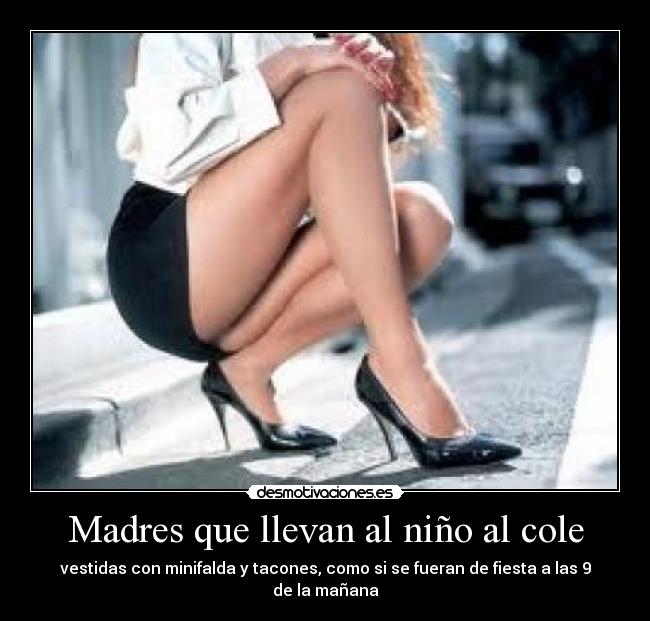 Madres que llevan al niño al cole -