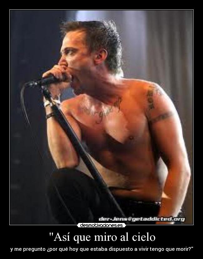 Así que miro al cielo -