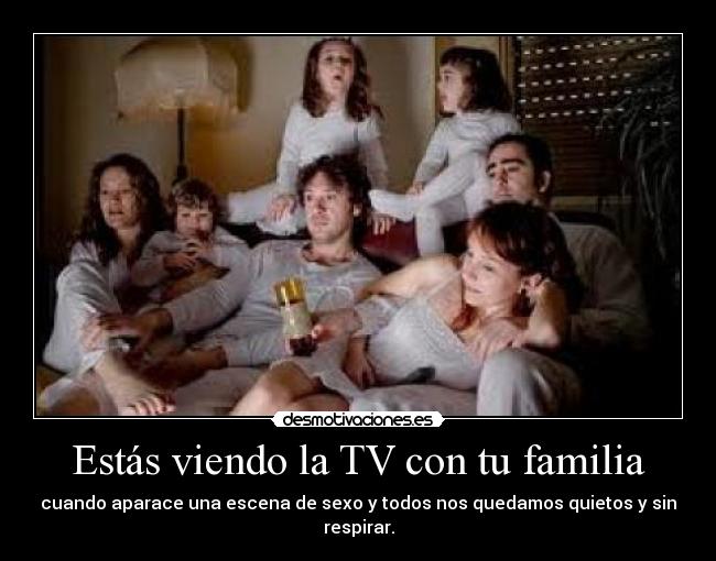Estás viendo la TV con tu familia -