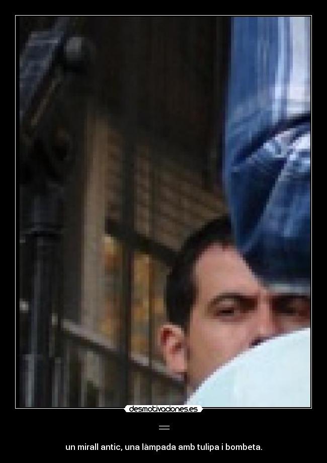 = - un mirall antic, una làmpada amb tulipa i bombeta.