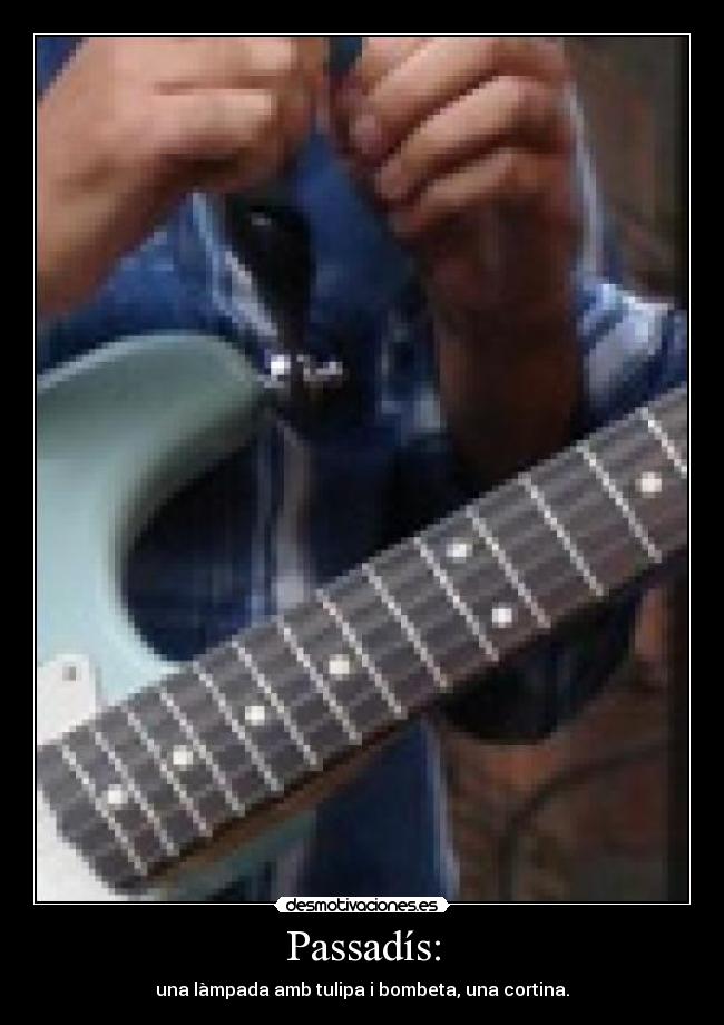 Passadís: - una làmpada amb tulipa i bombeta, una cortina.