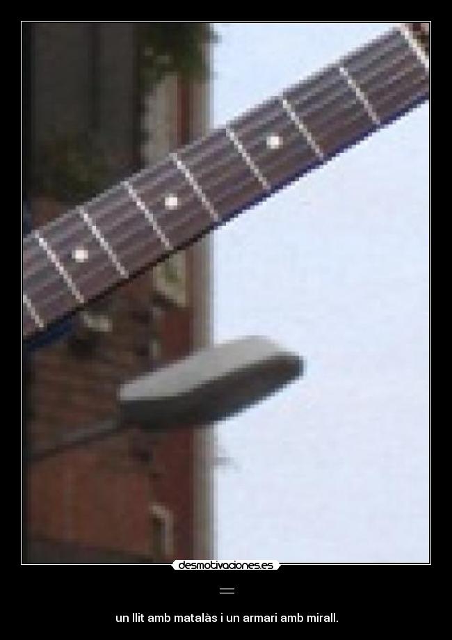 = - un llit amb matalàs i un armari amb mirall.