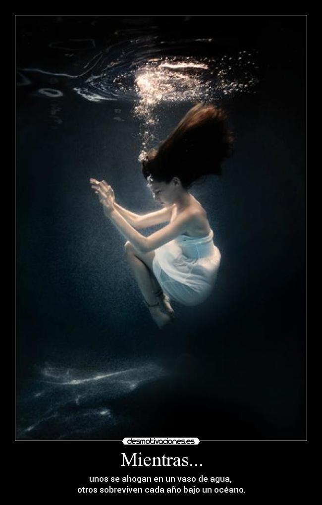 carteles mientras unos ahogan vaso agua otros sobreviven cada ano bajo oceano desmotivaciones