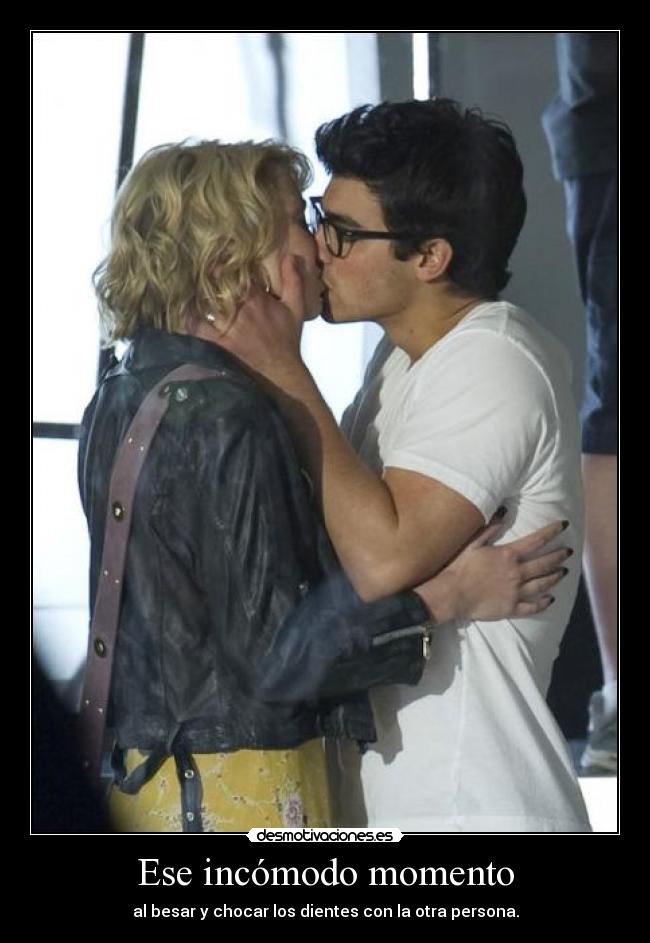 Ese incómodo momento - al besar y chocar los dientes con la otra persona.