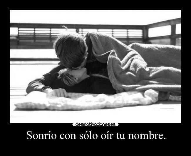 Sonrío con sólo oír tu nombre. - 