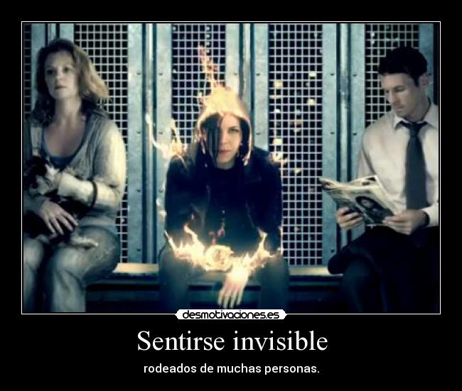 Sentirse invisible - rodeados de muchas personas.