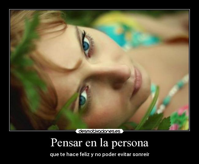 Pensar en la persona - que te hace feliz y no poder evitar sonreír