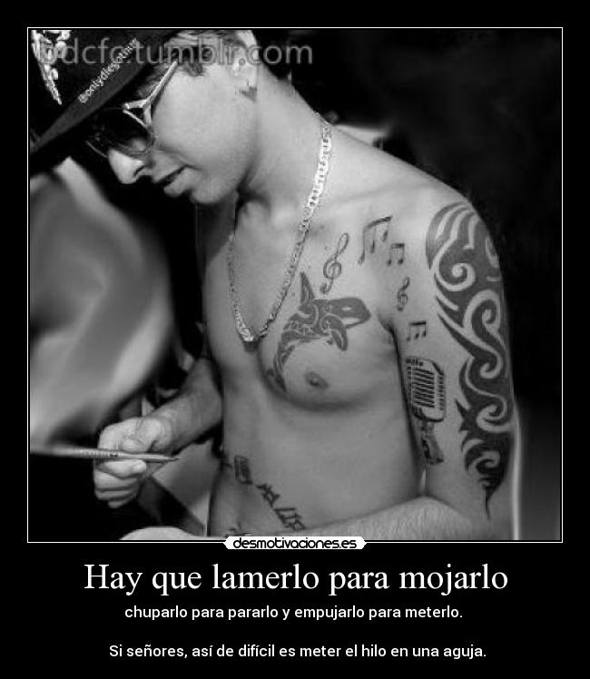 Hay que lamerlo para mojarlo - chuparlo para pararlo y empujarlo para meterlo. 

 Si señores, así de difícil es meter el hilo en una aguja.