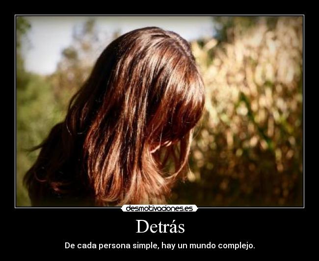 Detrás - De cada persona simple, hay un mundo complejo.