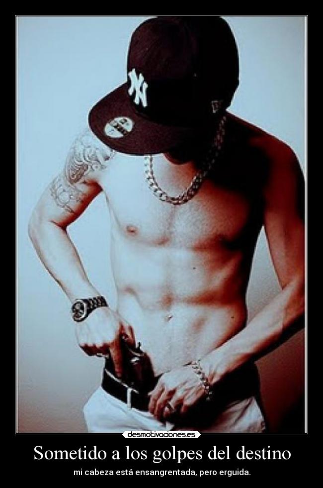 Sometido a los golpes del destino - mi cabeza está ensangrentada, pero erguida.