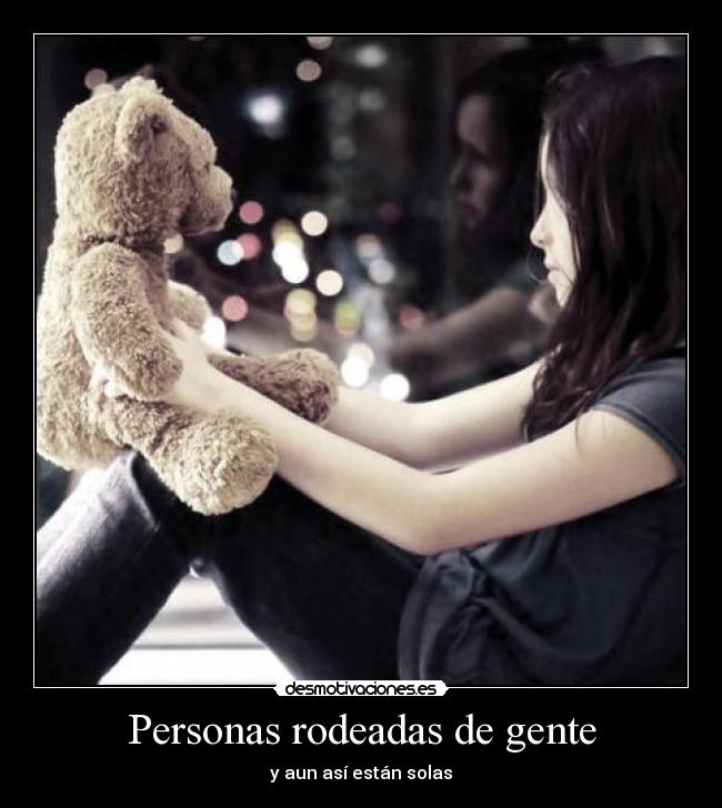 Personas rodeadas de gente - 