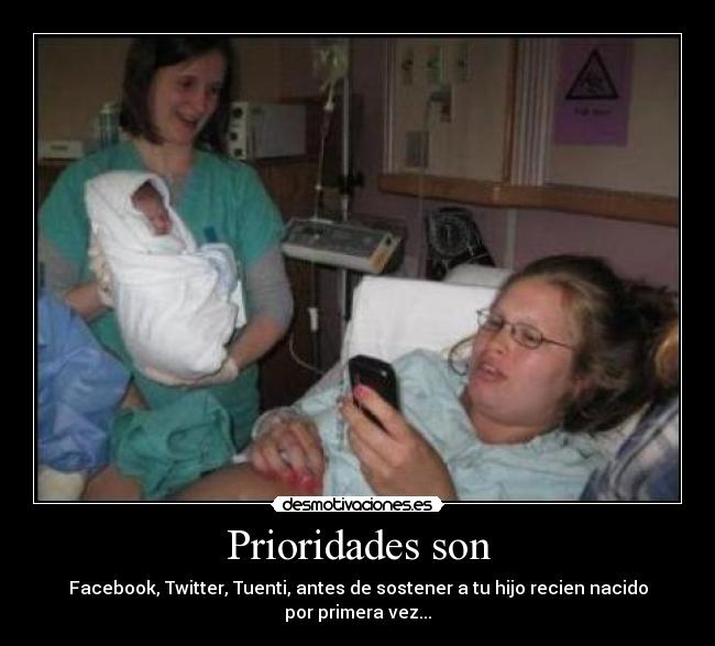 Prioridades son - Facebook, Twitter, Tuenti, antes de sostener a tu hijo recien nacido por primera vez...