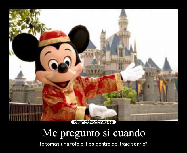 Me pregunto si cuando - te tomas una foto el tipo dentro del traje sonríe?