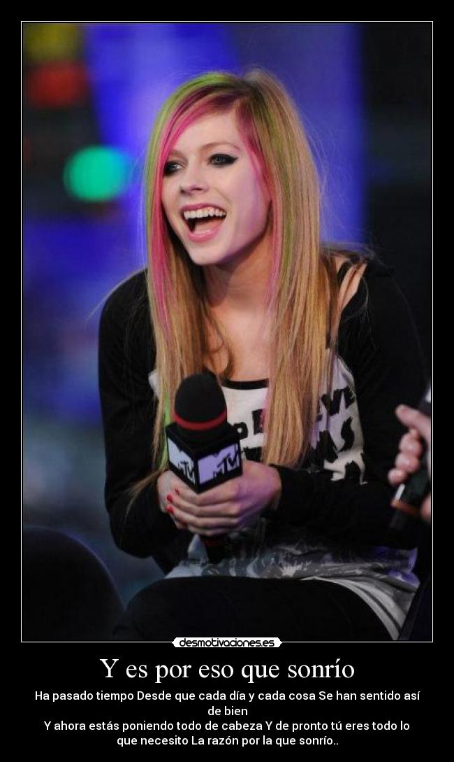 Y es por eso que sonrío - Ha pasado tiempo Desde que cada día y cada cosa Se han sentido así
de bien
Y ahora estás poniendo todo de cabeza Y de pronto tú eres todo lo
que necesito La razón por la que sonrío..