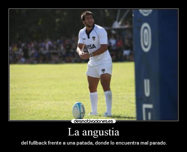 La angustia - del fullback frente a una patada, donde lo encuentra mal parado.