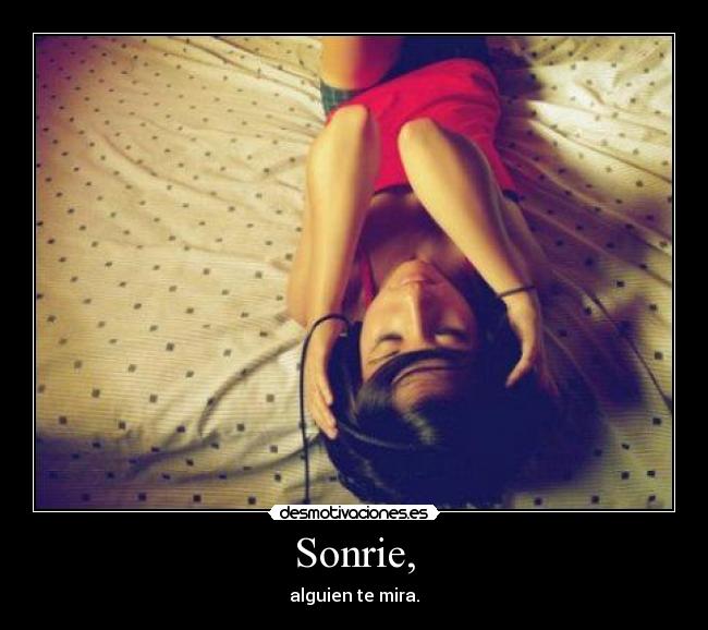 Sonrie, - alguien te mira.