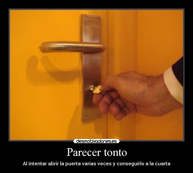 Parecer tonto - Al intentar abrir la puerta varias veces y conseguirlo a la cuarta