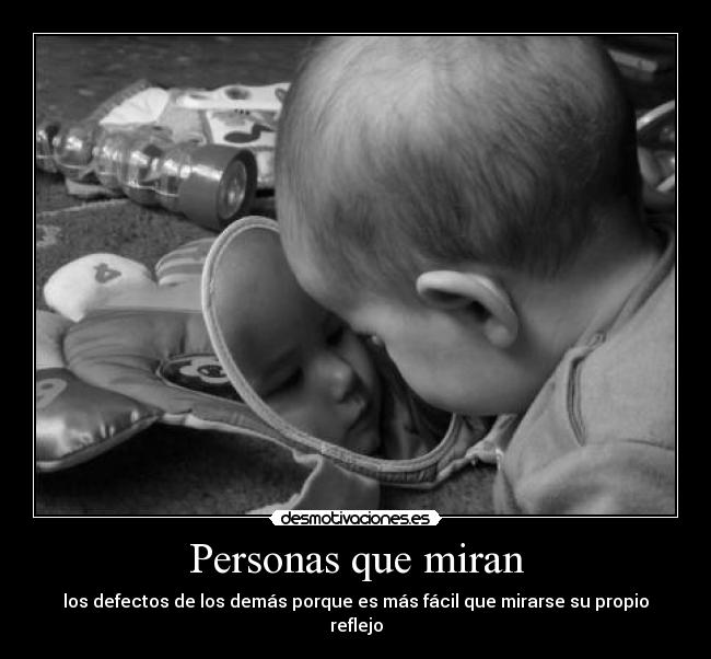 Personas que miran - los defectos de los demás porque es más fácil que mirarse su propio reflejo