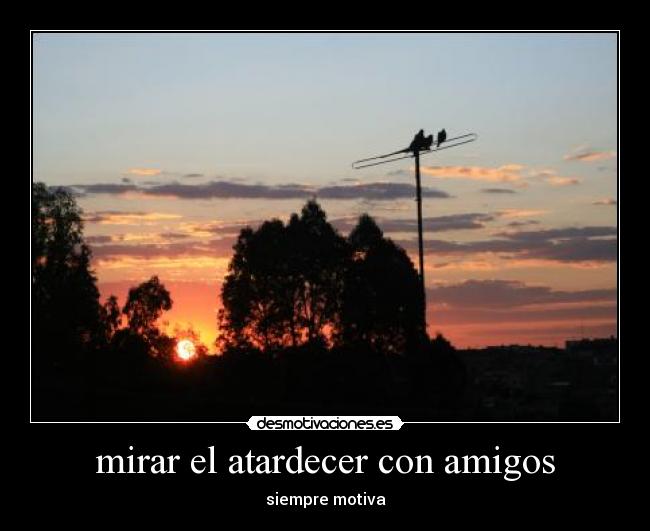 mirar el atardecer con amigos - 