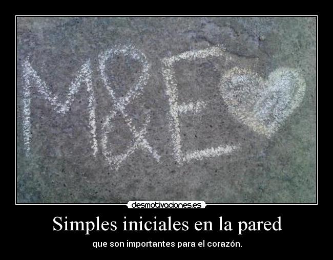 Simples iniciales en la pared - 