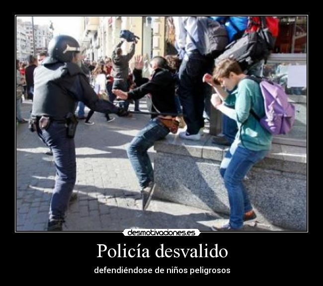 Policía desvalido - defendiéndose de niños peligrosos
