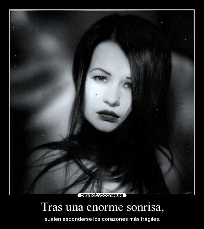 Tras una enorme sonrisa, - suelen esconderse los corazones más frágiles.