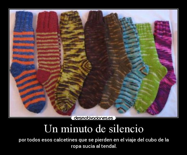 Un minuto de silencio - por todos esos calcetines que se pierden en el viaje del cubo de la ropa sucia al tendal.