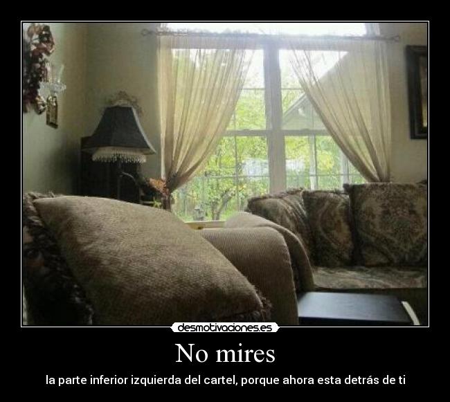 No mires - la parte inferior izquierda del cartel, porque ahora esta detrás de ti