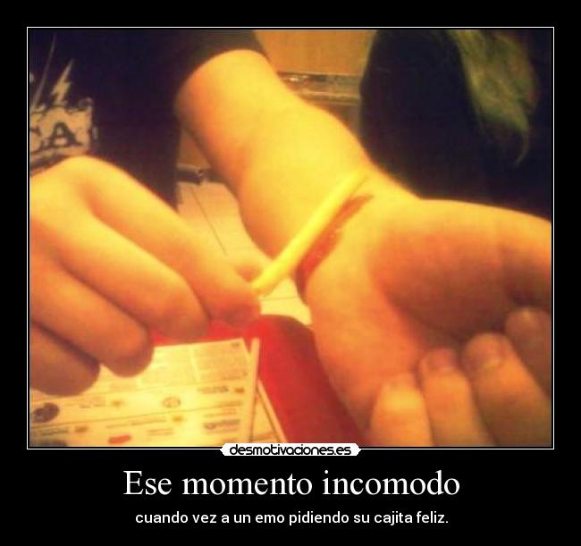 Ese momento incomodo - cuando vez a un emo pidiendo su cajita feliz.