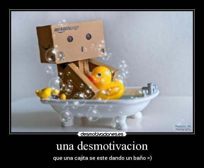 una desmotivacion - que una cajita se este dando un baño =)