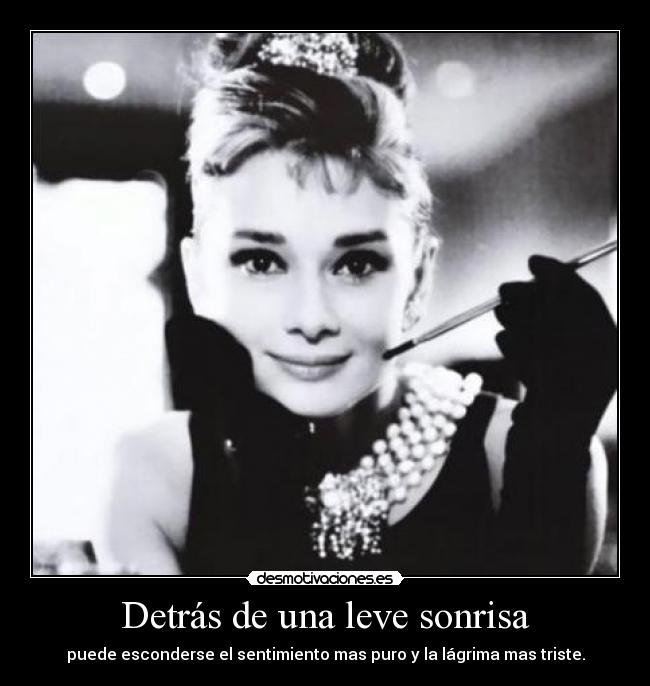 Detrás de una leve sonrisa -