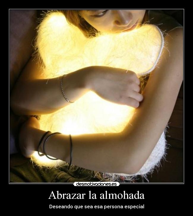 Abrazar la almohada -
