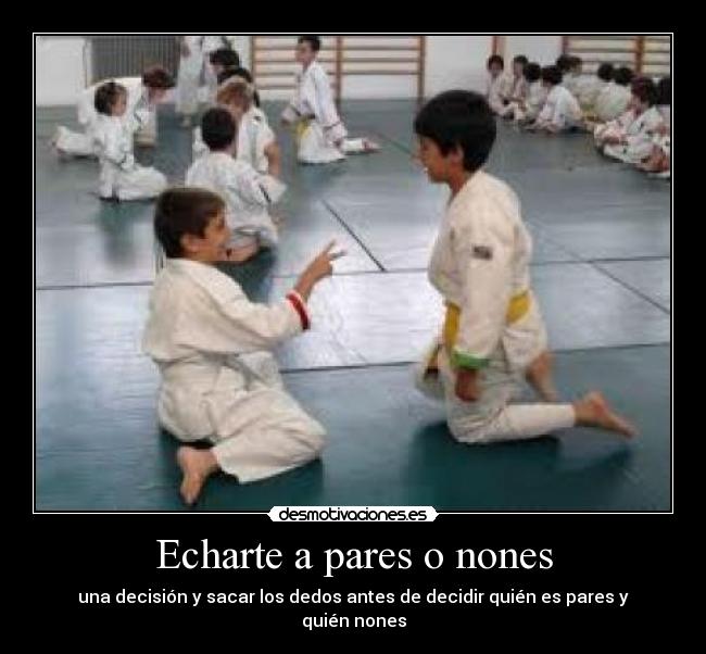 Echarte a pares o nones - una decisión y sacar los dedos antes de decidir quién es pares y quién nones